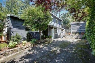 Building Photo - Chic Urban Oasis in Hillsdale