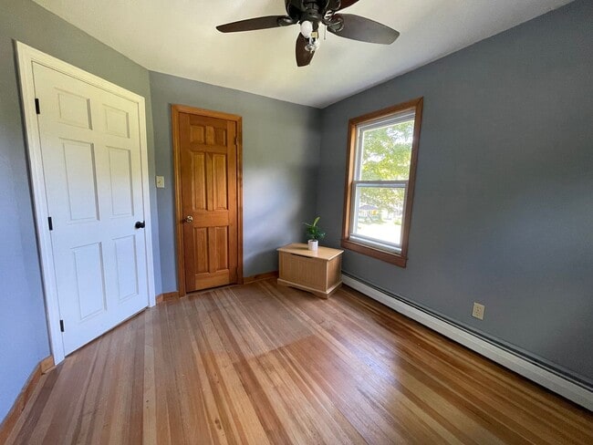 Building Photo - Exceptional 4-Bedroom Home for Rent in Dal...