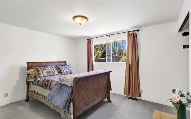 Building Photo - Spacious 4 Bedroom, 2 Bathroom Home