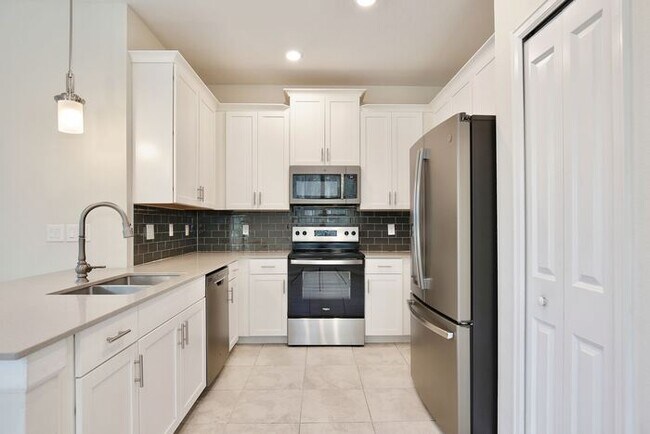 Building Photo - Beautiful 4/3.5 Townhome with a Spacious 2 Car Garage Located in Trails at Moss Park - Orlando