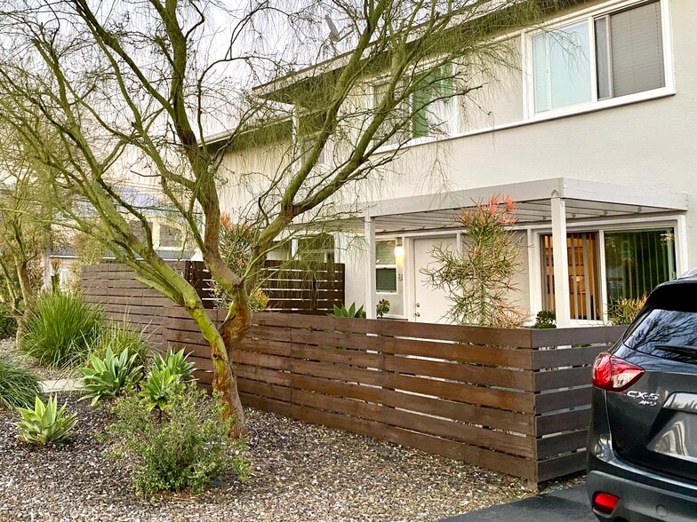 Building Photo - 212 E 8th St