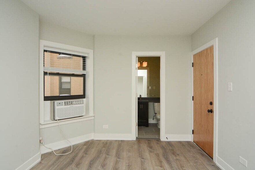 Building Photo - 533 W Belden Ave