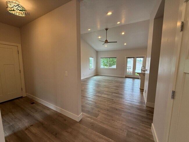 Building Photo - Beautiful 3 bed Home in Lowell