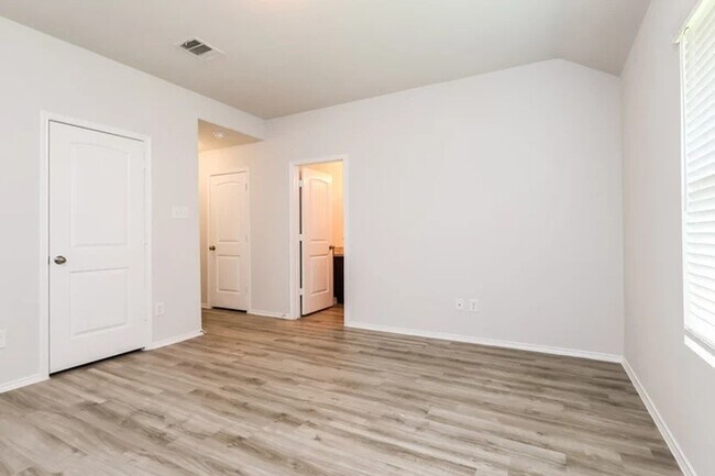 Building Photo - 2700 Madison Ct