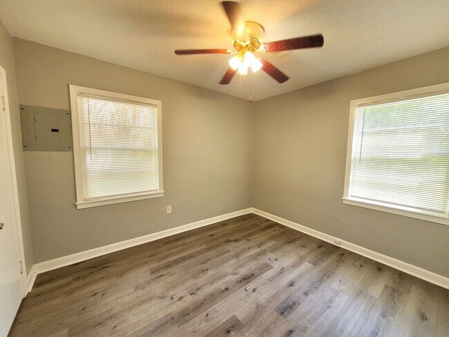 Building Photo - 406 N S St