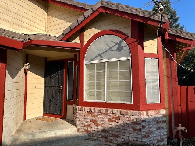 Building Photo - Modesto 5 Bedroom 3 Bathroom with a Pool