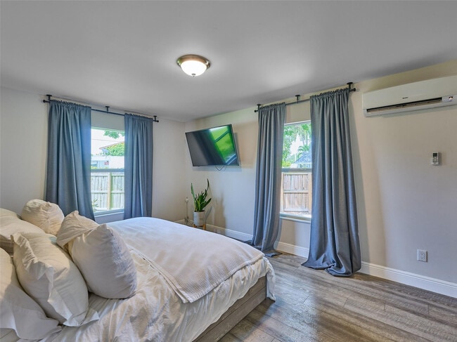 Building Photo - 801 NE 15th St