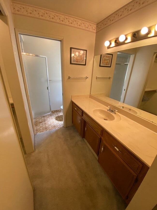 Building Photo - 2 Bedroom Condo in Gated Community!