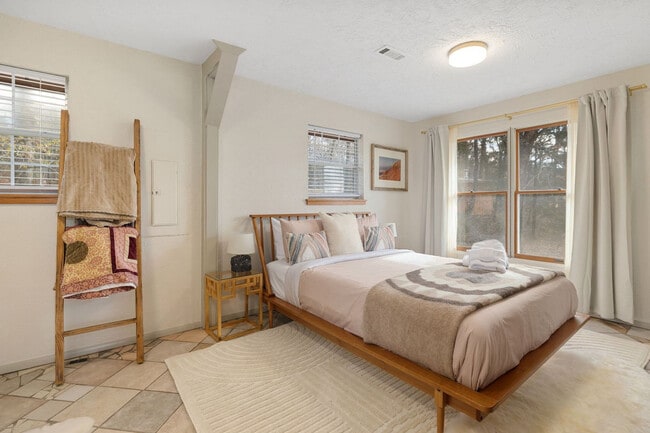 Building Photo - 17097 Lake Sequoyah Dr