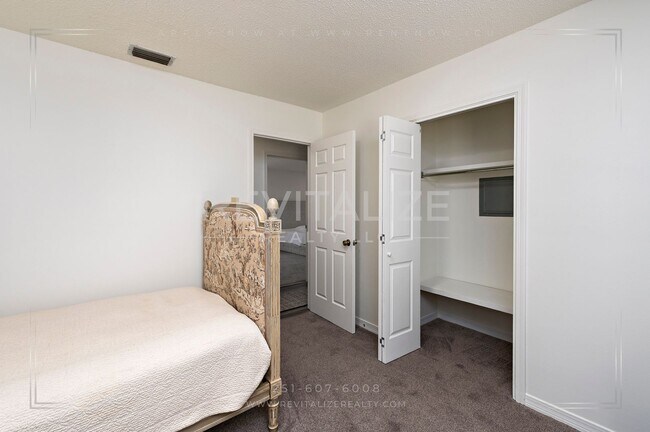 Building Photo - Stunning 3 Bed 2 Bath Brick Home with Huge Yard!