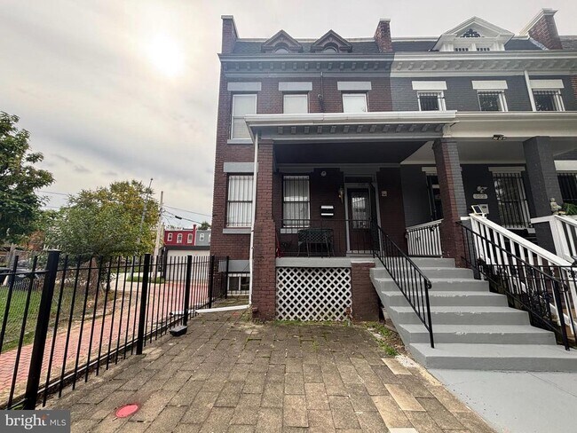 Building Photo - 600 Keefer Pl NW