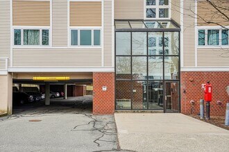 Building Photo - 35 Des Moines Rd