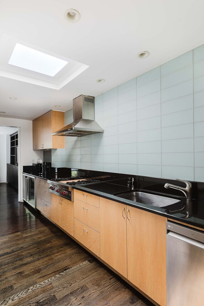 Building Photo - 323 E 51st St