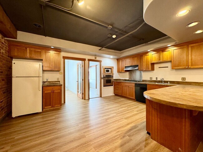 Building Photo - Queen Anne Loft Apartment