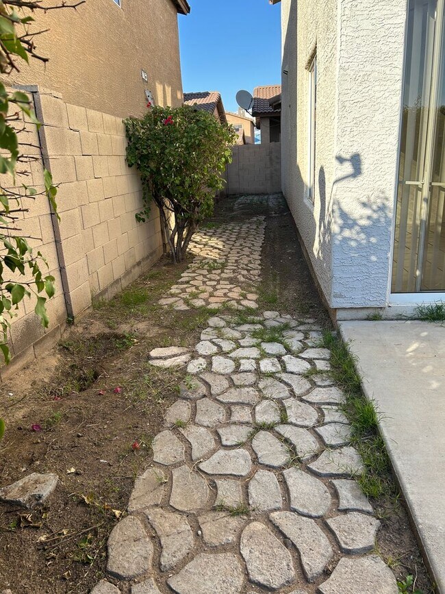 Building Photo - Brand new paint and carpet! 3 Bedroom 2 1/2 Bathroom, Close to Grand Canyon University