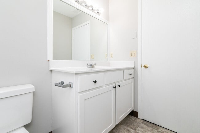 Building Photo - 1207 Middleneck Dr