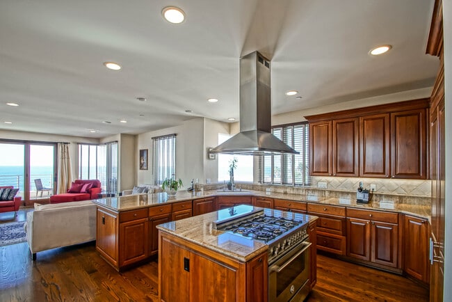 Building Photo - 308 Gull St