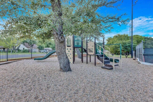 Building Photo - Beautiful Home in Shady Hollows Available ...