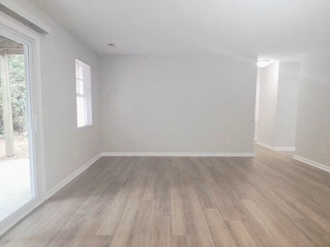 Building Photo - RENT SPECIAL! HAWTHORNE PARK GROUND LEVEL CONDO