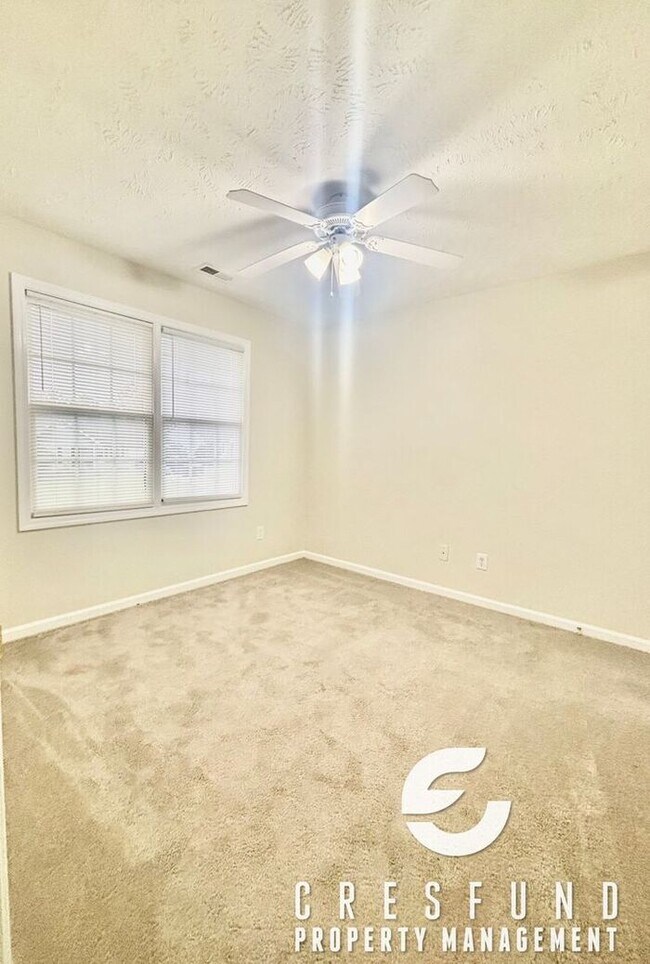 Building Photo - Comfort, Style, and Space - 15 MIN FROM FT...
