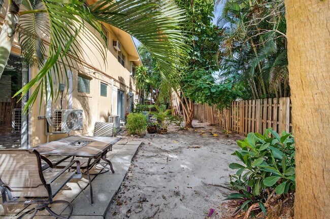 Building Photo - 2624 NE 30th Pl