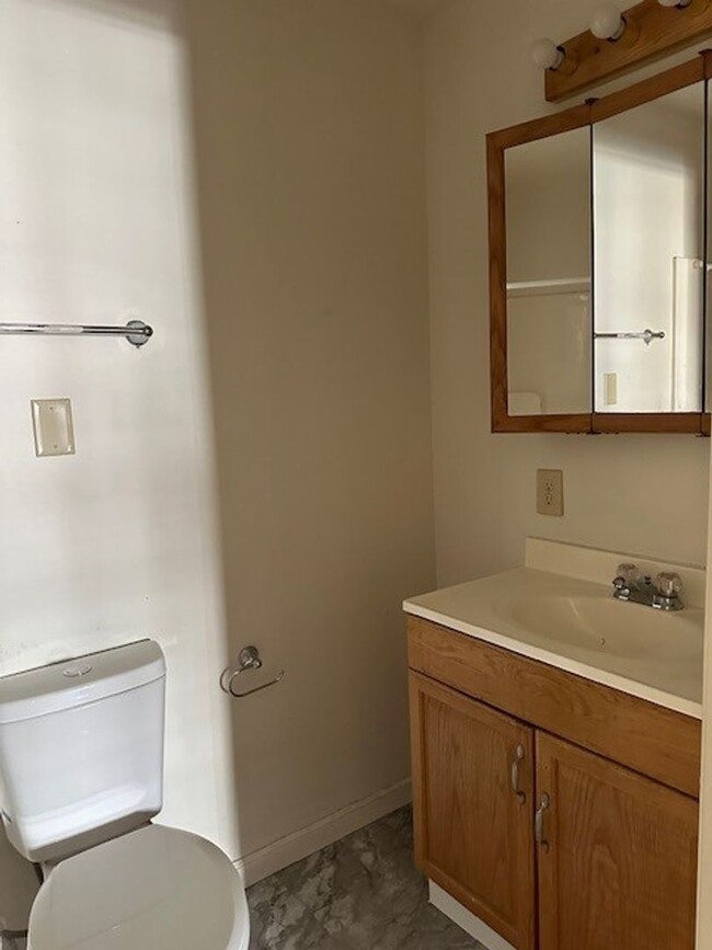 Building Photo - Welcome to this 1st Floor 1 Bedroom 1 Bath...