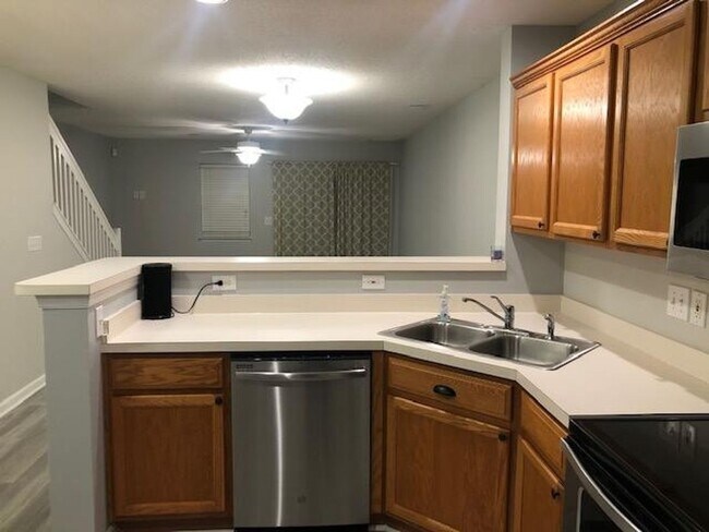 Building Photo - 2 Bedroom 2.5 Bath Townhome in Summer Wood!