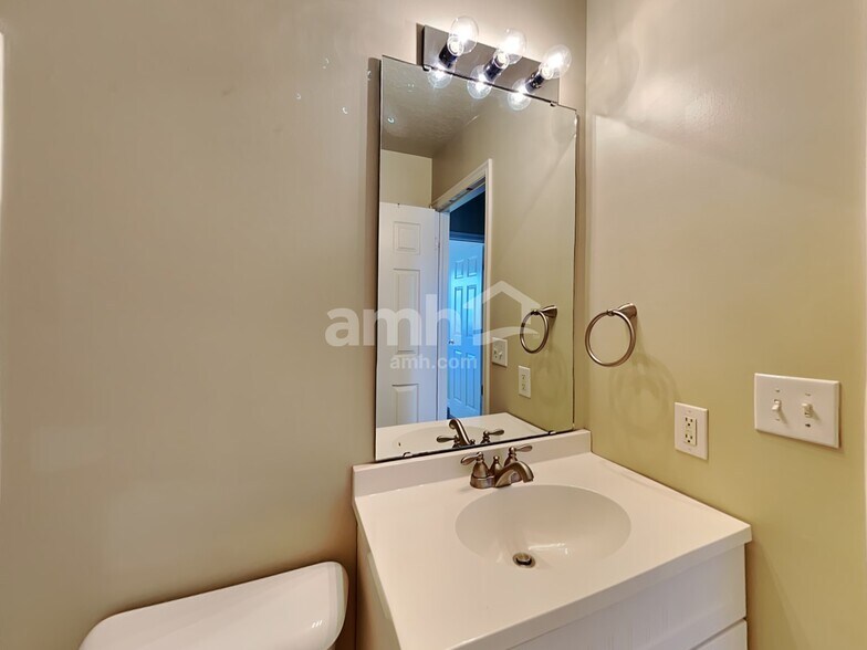Building Photo - 2169 1520 N