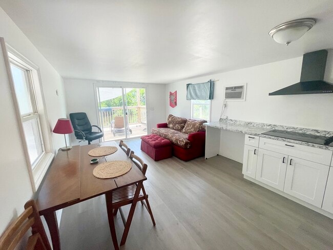 Building Photo - 2581 Oleander St