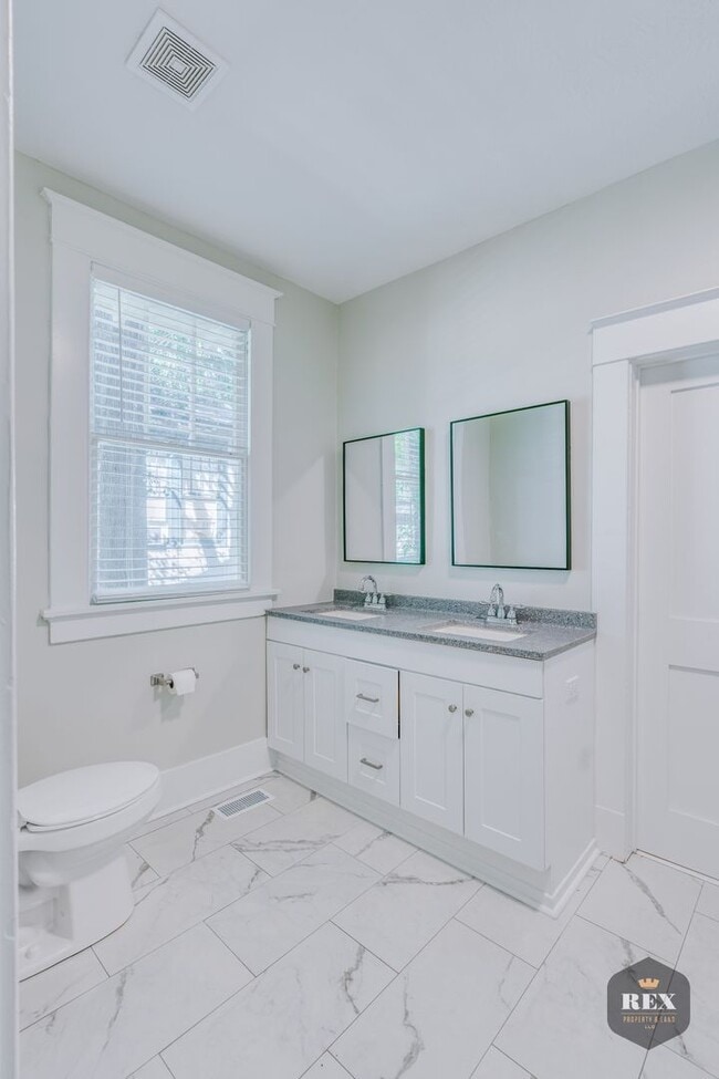 Building Photo - Central Location, Hardwood Floors, Recently Updated