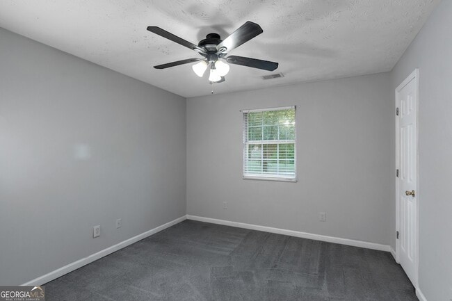 Building Photo - 585 Mountainview Dr