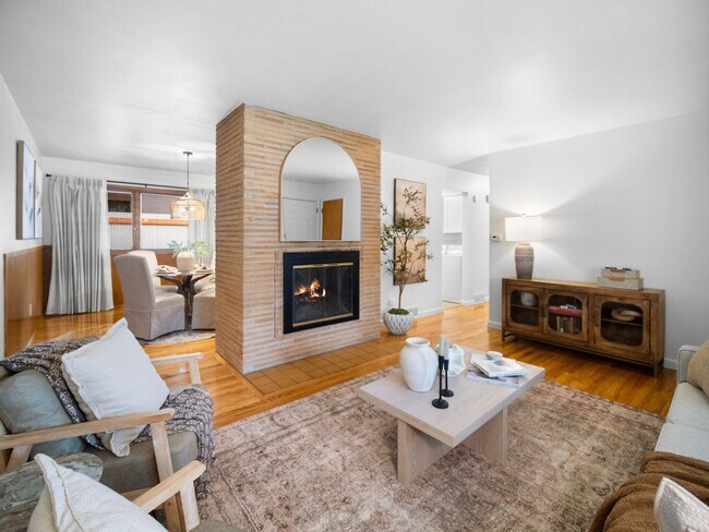 Building Photo - Beautiful FULLY FURNISHED TWO BEDROOM DUPLEX!