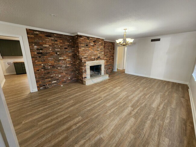 Building Photo - *Coming Available In August* Compeltely Remodeled 3 Bedroom 3 Bathroom