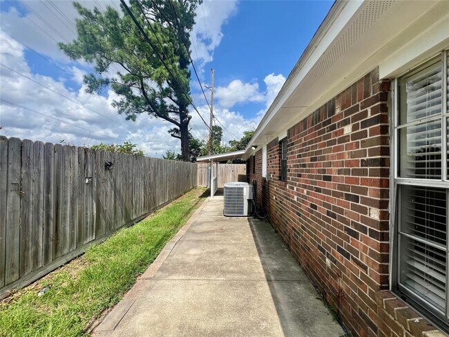 Building Photo - 10670 Norton Dr