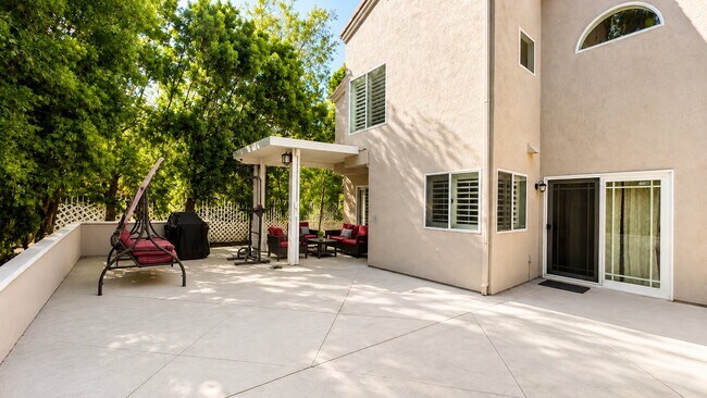 Building Photo - 370 S Larkwood St