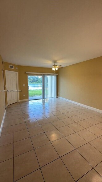 Building Photo - 1133 Golden Lakes Blvd