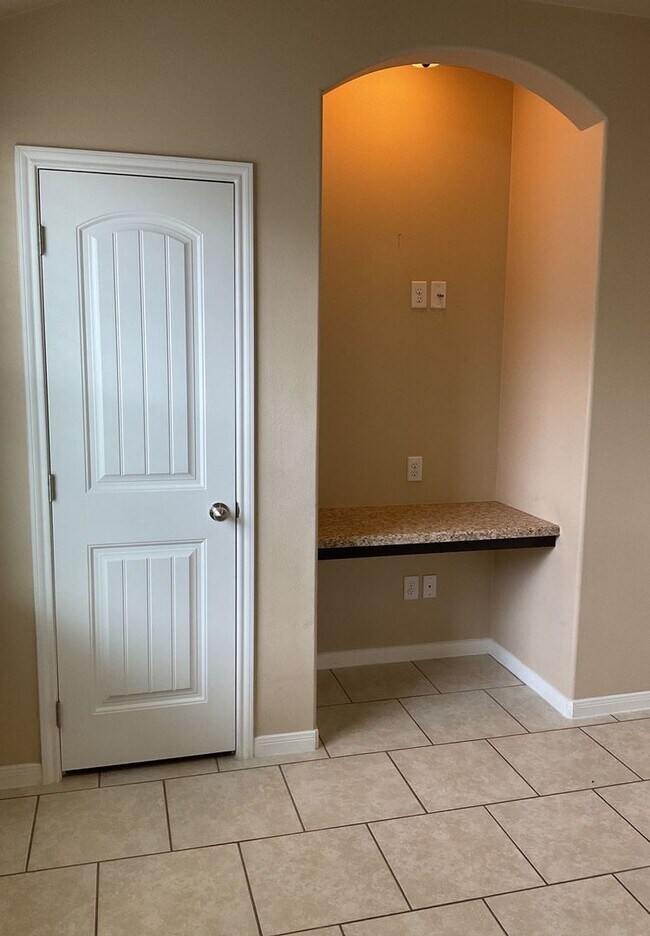 Building Photo - 4610 Cambridge Dr