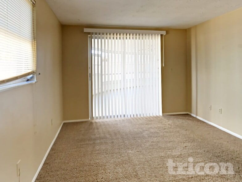 Building Photo - 3327 Seffner Dr