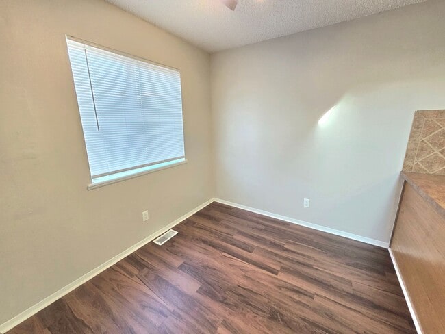 Building Photo - Large 2 Bedroom Apartment with Peak Views!