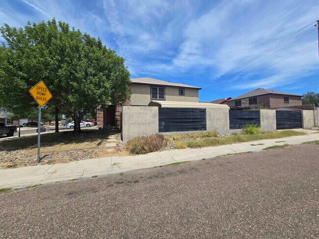 Building Photo - 2987 Temple Dr