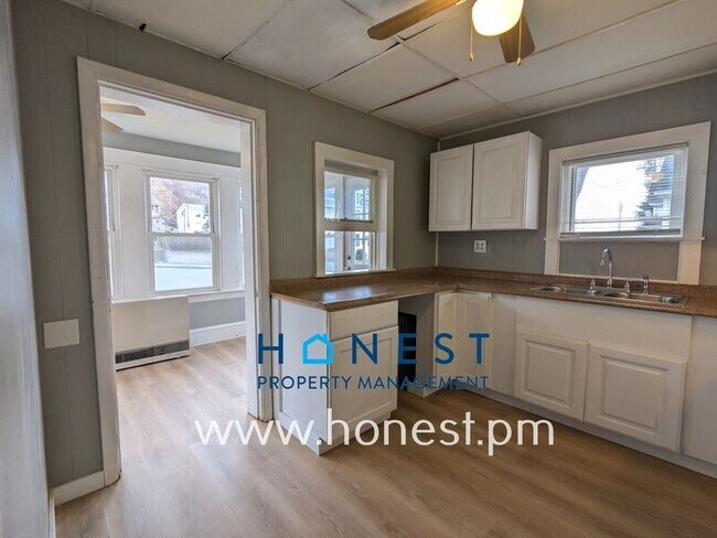 Building Photo - 36 Monroe St