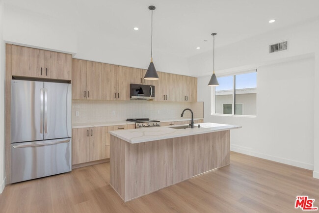 Building Photo - 12706 Pacific Ave