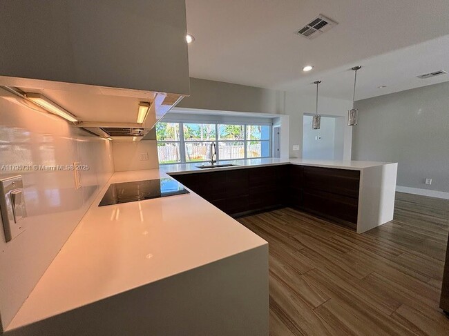 Building Photo - 401 S Highland Dr