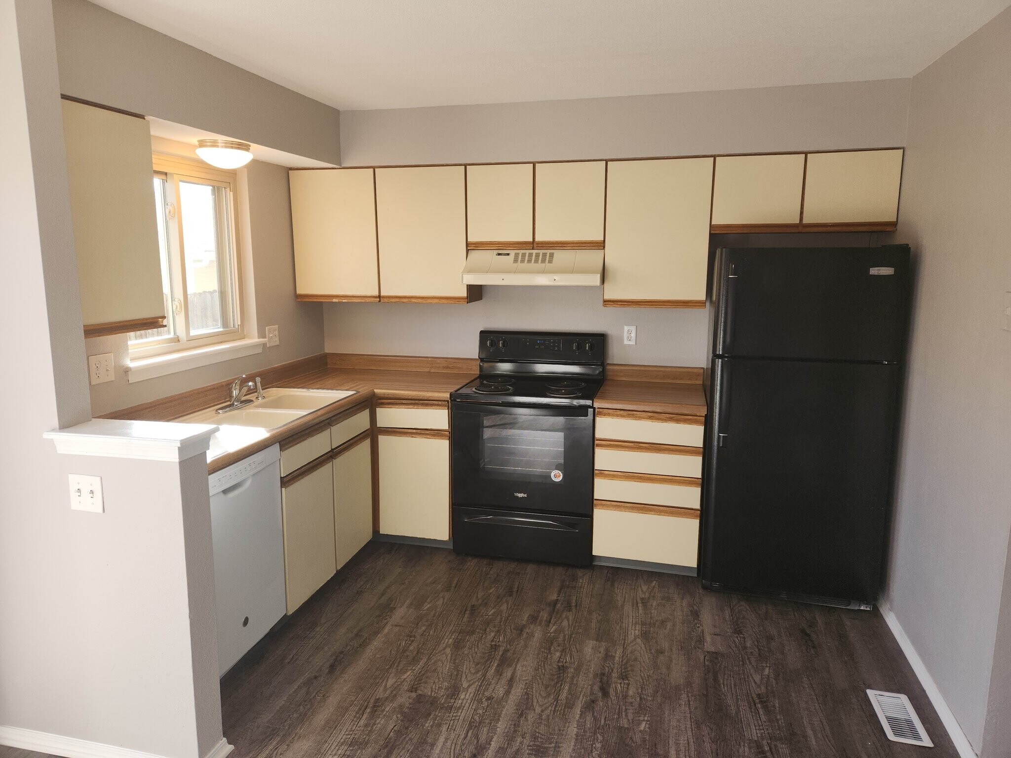 Building Photo - 8069 Lexington Park Dr
