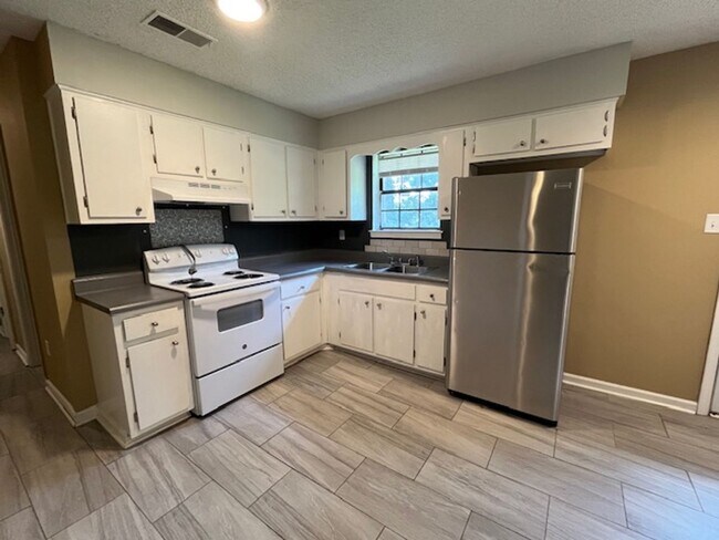 Building Photo - Renovated 2 Bedroom 1 Bath Home for Rent!!