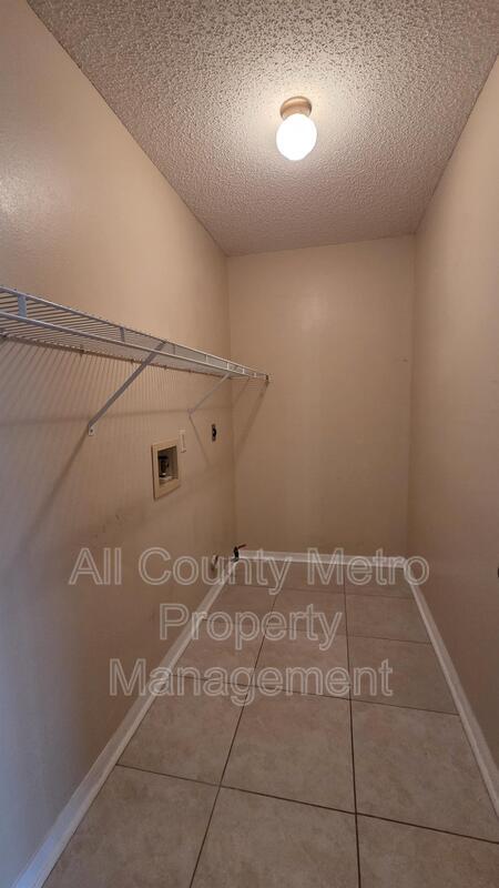 Building Photo - 261 Daisy Estates Dr