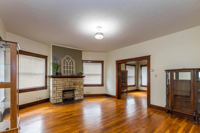 Building Photo - Charming Home - Close to Fort Riley