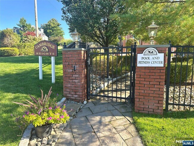 Building Photo - 372 Cambridge Dr