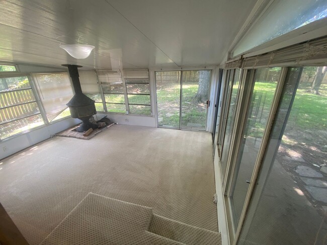 Building Photo - PRICE REDUCTION! A spacious three bedroom/ three bath split foyer single family home located in K...