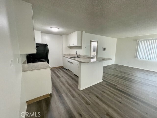 Building Photo - 685 E Vista Chino